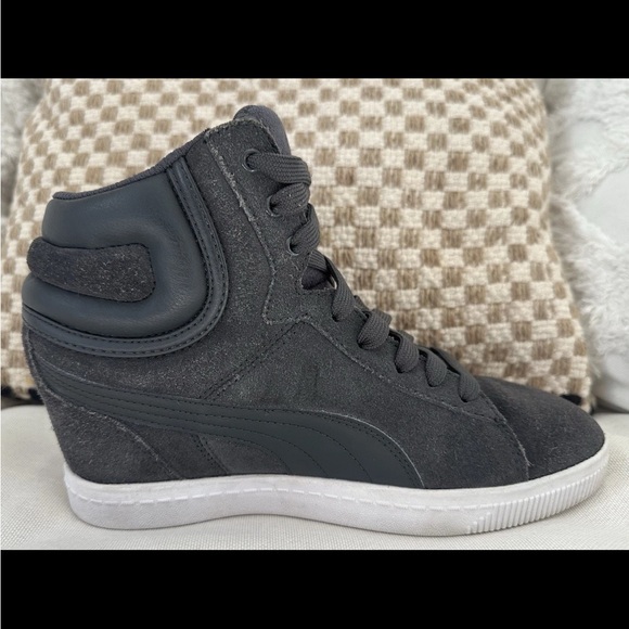 PUMA VIKKY SUEDE WEDGE Women’s Size 8 Grey/White High Top Shoes 35724610 EUC - Picture 3 of 11